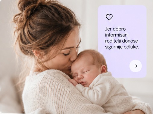 Majka nježno ljubi usnulu novorođenu bebu